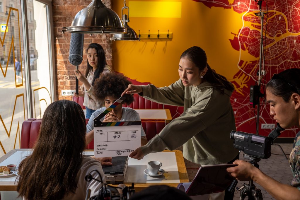 Trois femmes et deux hommes en plein tournage